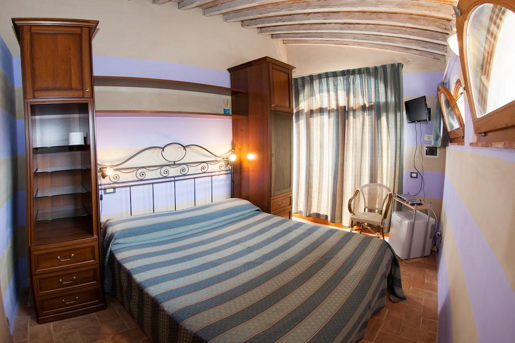 Casa Vacanze Casale al Pino Riparbella Habitación foto